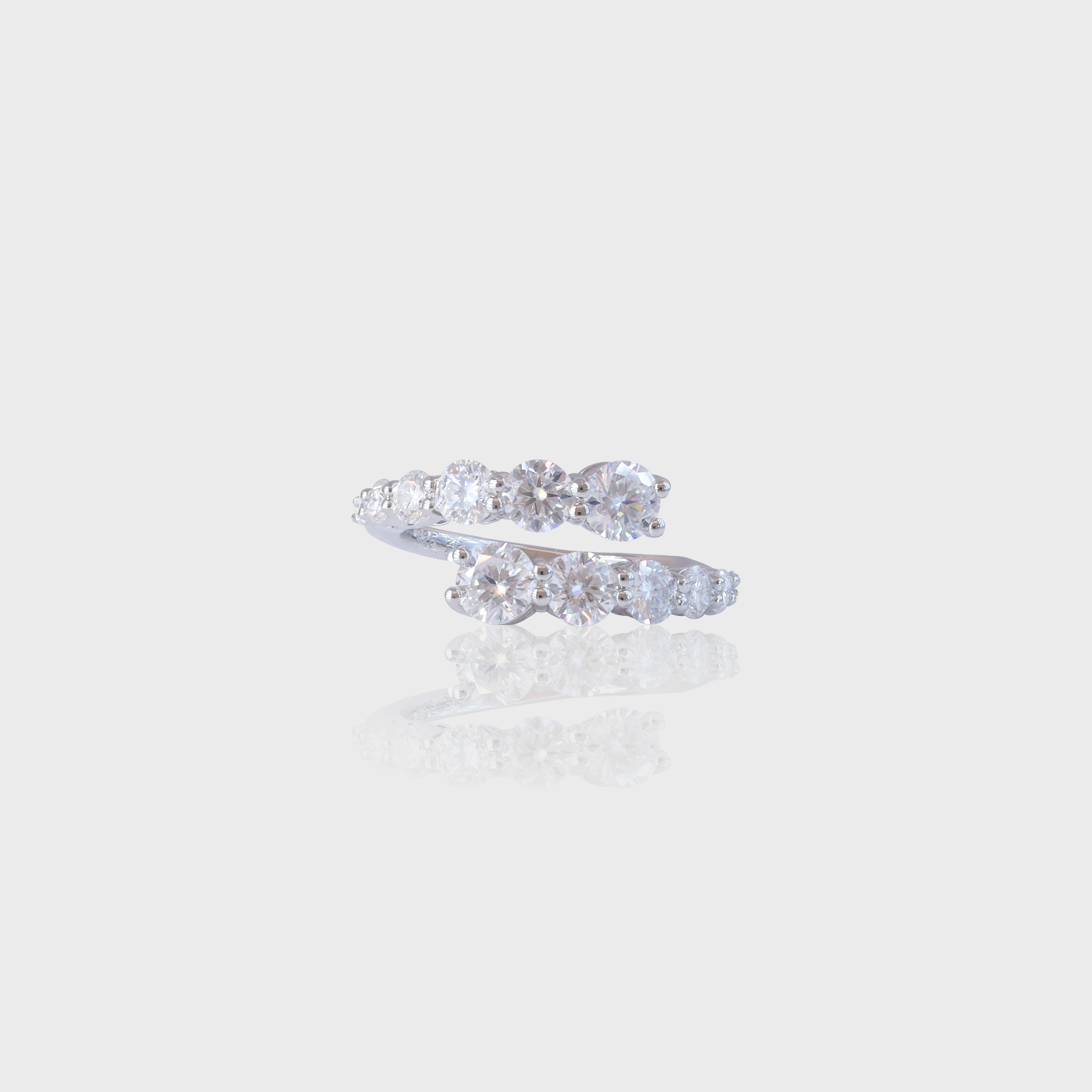 - The Glamour Moissanite Ring -